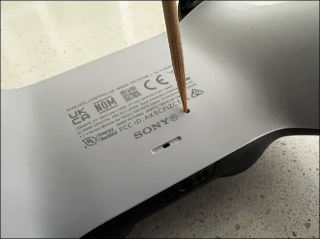 Nhấn giữ đầu que trong lỗ trong khoảng 5 giây