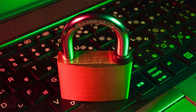 Khóa kim loại trên bàn phím laptop