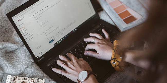 Người sử dụng laptop màu đen