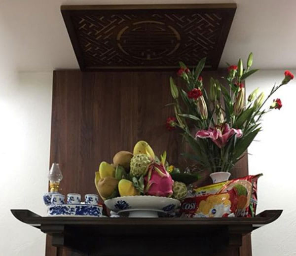 Đặt lọ hoa bên trái bàn thờ