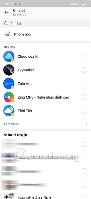 Chọn tài khoản Zalo muốn chia sẻ sticker Zalo