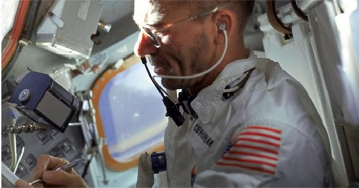 Phi hành gia NASA Walter Cunningham với cây bút không gian Fisher trong sứ mệnh Apollo 7. Ảnh: NASA.