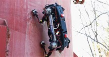 Robot 4 chân có thể leo tường và trần nhà