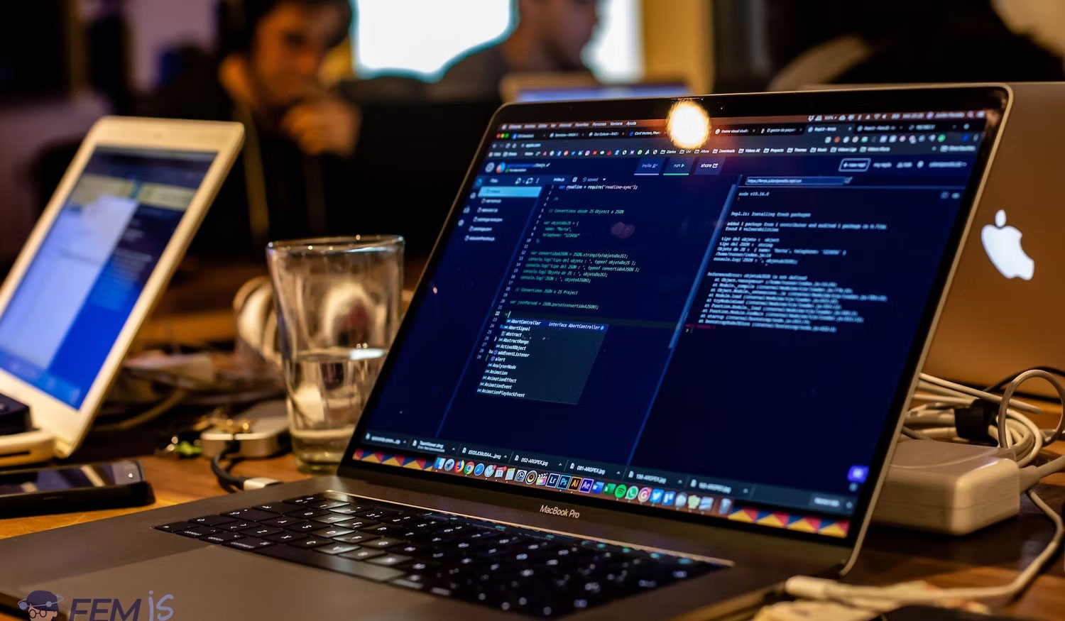 Macbook Pro trên bàn văn phòng