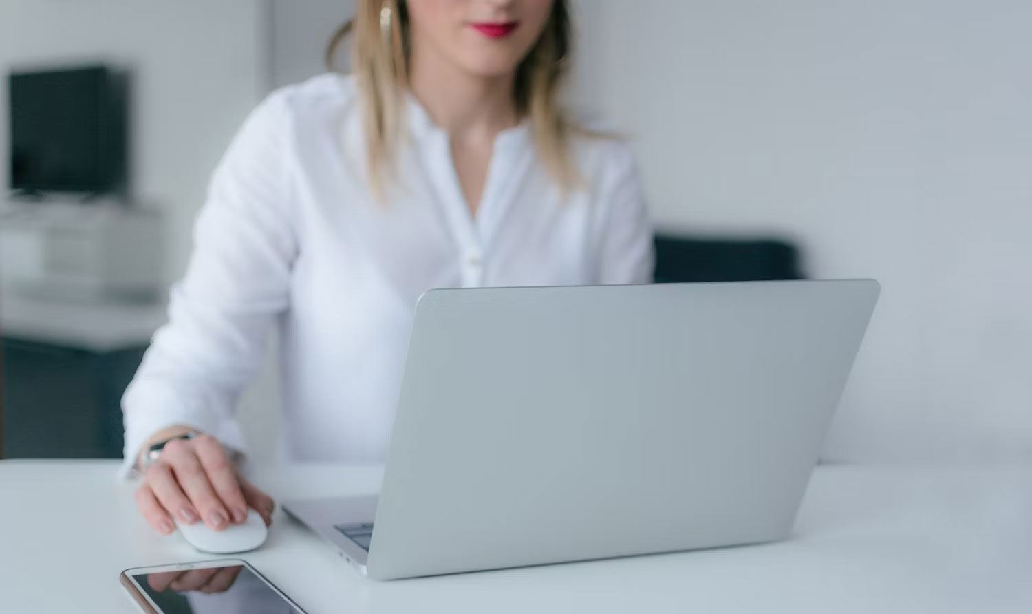 Người phụ nữ làm việc trên laptop