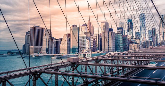 Có hơn 100.000 phương tiện, 4,000 người đi bộ và gần 2,600 xe thô sơ lưu thông mỗi ngày qua cầu Brooklyn