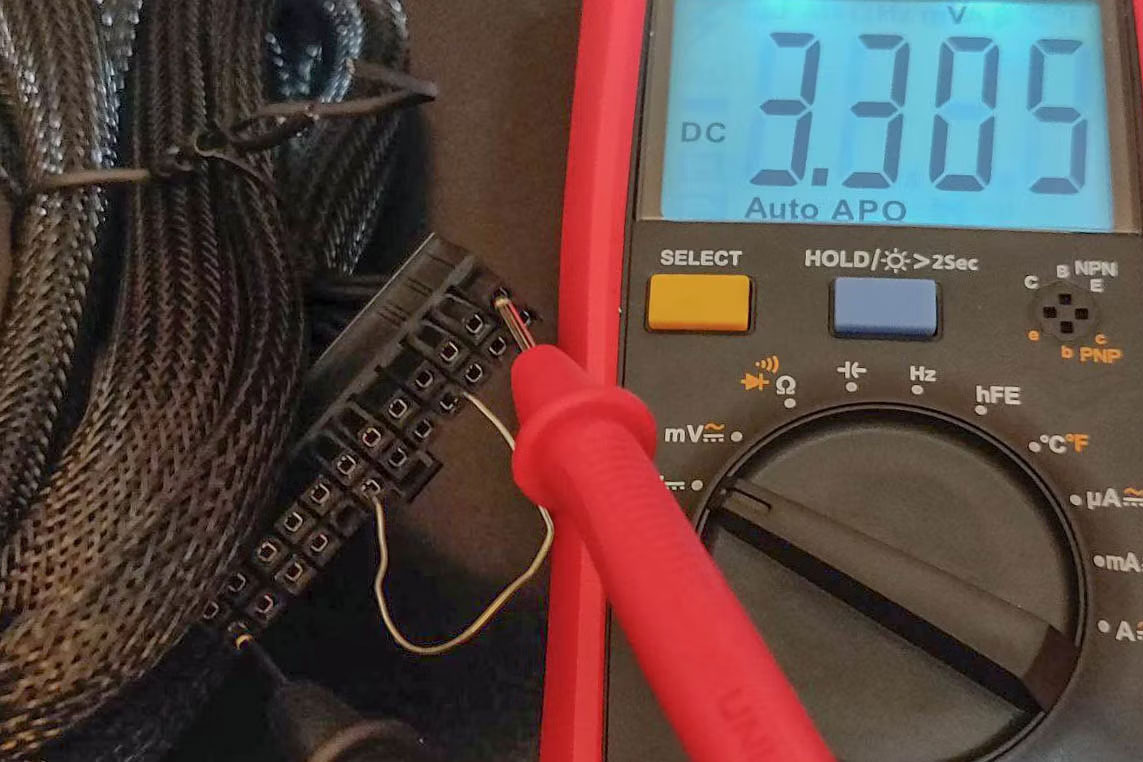 Đọc điện áp trên các chân nối PSU bằng đồng hồ vạn năng