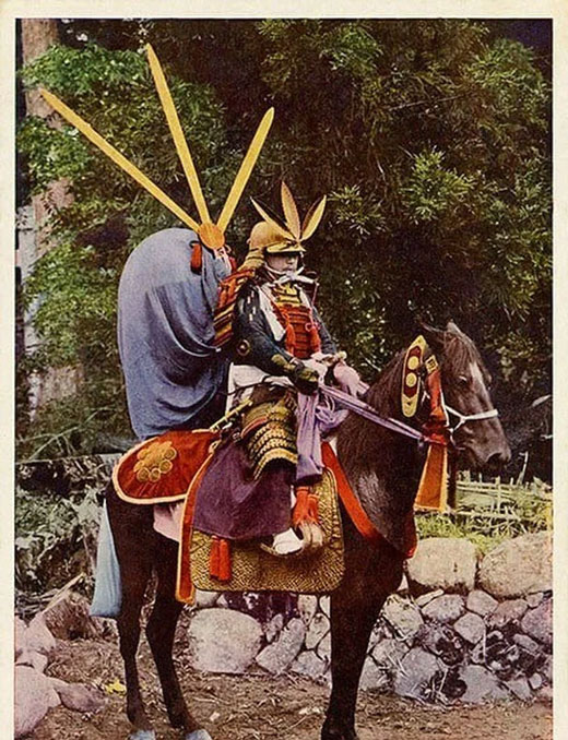Một Samurai trên lưng ngựa vào cuối thời Minh Trị (1868-1912).