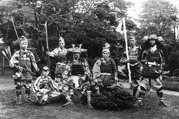 Một nhóm các samurai hùng mạnh, đầy uy nghiêm được chụp vào những năm 1800.