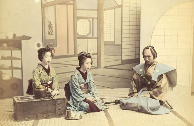 Hai geisha tiếp một samurai đến thăm vào khoảng năm 1880.