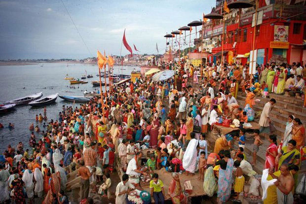 Varanasi, Ấn Độ, năm 2008. Những người theo đạo Hindu tắm hoặc thực hiện nghi lễ tẩy rửa của họ vào 8 giờ sáng hàng ngày.