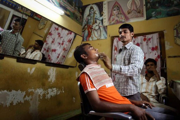Một người đàn ông đến tiệm cắt tóc vào sáng sớm ở Jaisalmer, Ấn Độ, năm 2008.