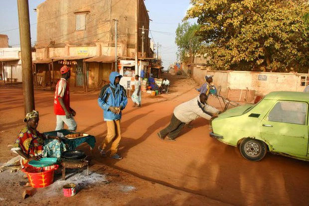 Một vụ va chạm buổi sáng ở Mopti, Mali, năm 2007.