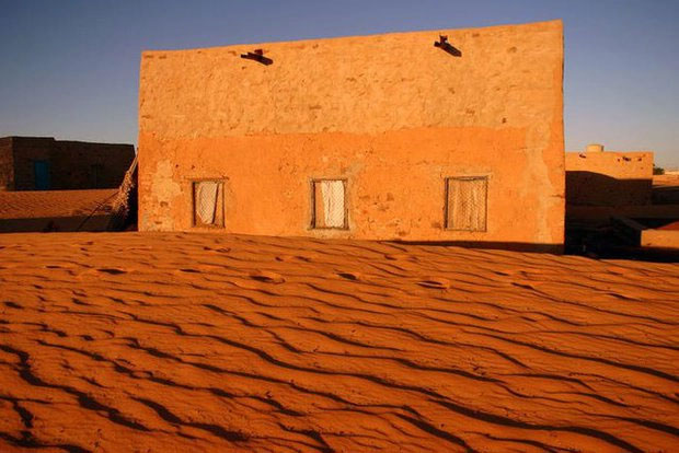 Chinguetti, là một trong những thành phố lịch sử nằm trên tuyến đường xuyên Sahara ở Mauritania. Nơi đây nổi tiếng về kiến trúc, thương mại và ảnh hưởng văn hóa. Tuy nhiên, hiện thành phố này bị bỏ hoang, cát đã dần phủ kín các ngôi nhà. Bức ảnh chụp năm 2007.