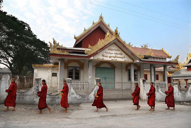 Các nhà sư đi khất thực buộc sáng trên đường phố Mandalay Myanmar, năm 2014.