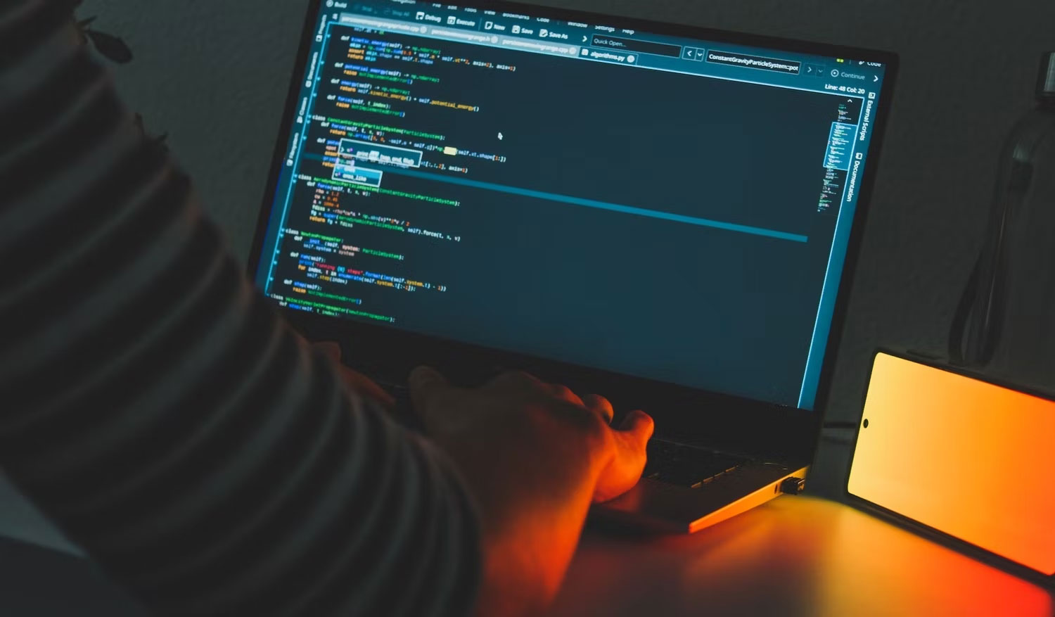 Người đàn ông sử dụng laptop