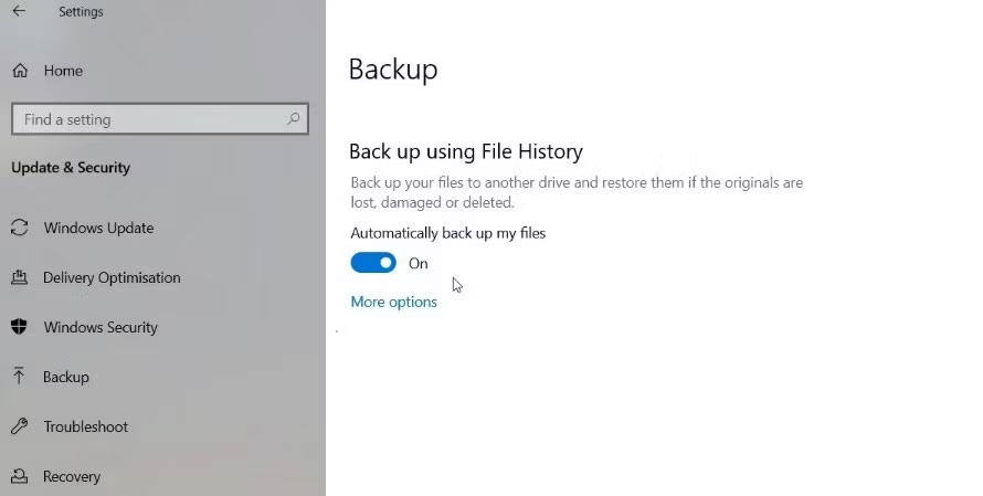 Ổ được kết nối với Automatically backup my files trong tùy chọn Backup của ứng dụng Settings Windows 10