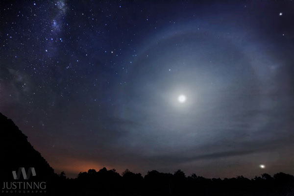 Mặt Trăng ở trung tâm bức hình, còn Arcturus là ngôi sao sáng thứ 4 nằm ở góc phải phía trên.
