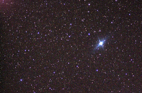 Sirius A và đốm xanh bên phải là bà con của nó, Sirius B trong hình chụp từ kính thiên văn vũ trụ Hubble.