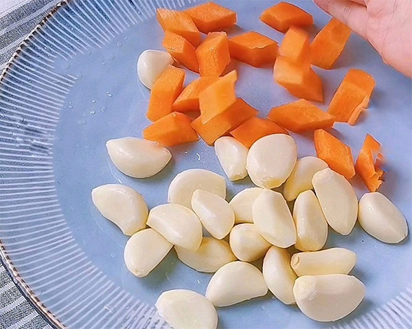 Sơ chế cà rốt và tỏi 