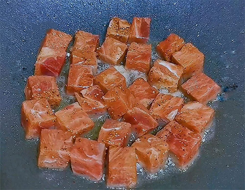 Đảo thịt bò, tỏi và cà rốt