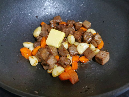 Thịt bỏ xào bơ tỏi lúc lắc