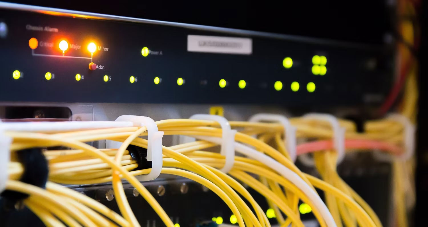 Cận cảnh router với cáp bên ngoài