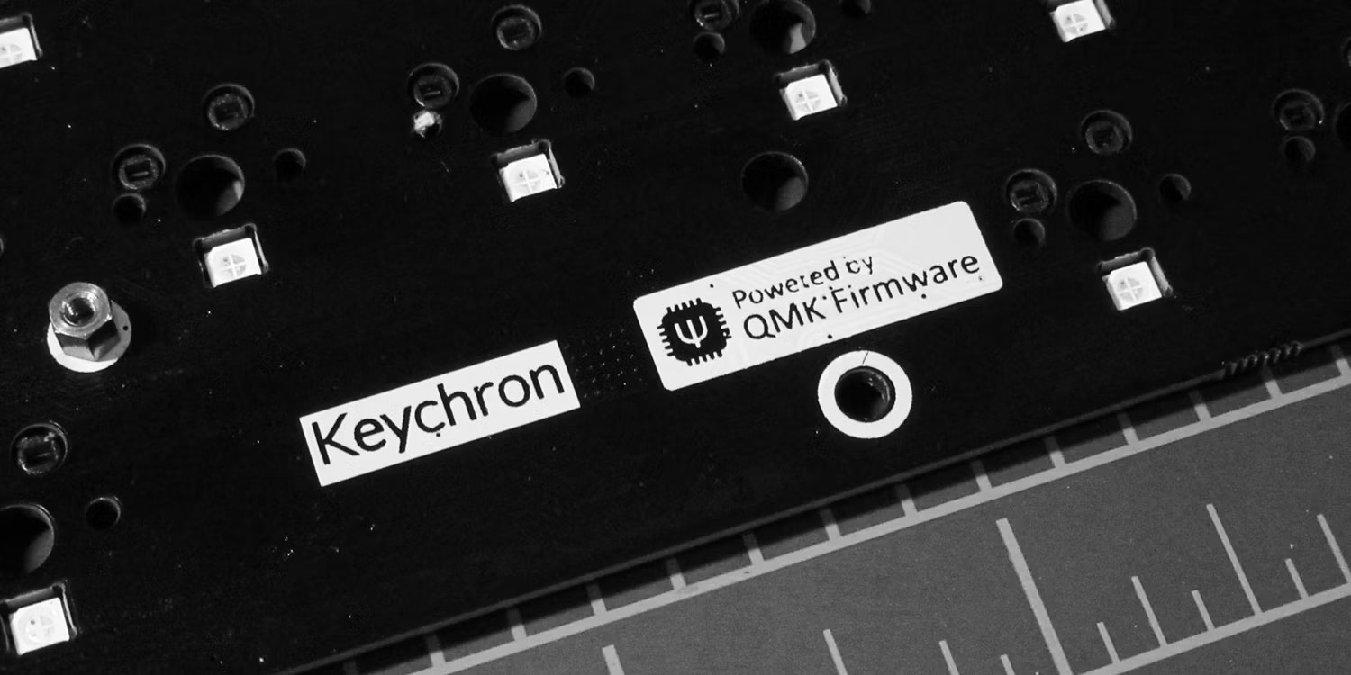 QMK được viết trên bàn phím PCB