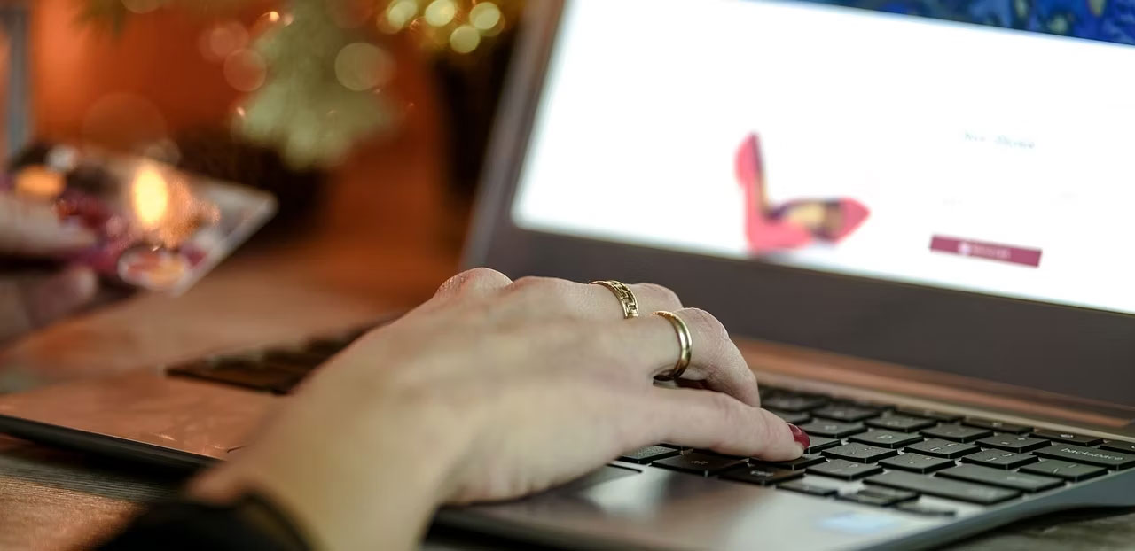 Người phụ nữ gõ trên laptop