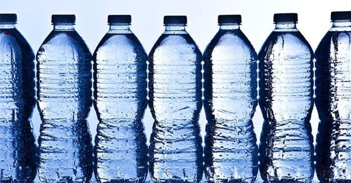 Mang nước lên máy bay