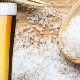 Lý do nên thả 1 chút muối vào bia khi uống