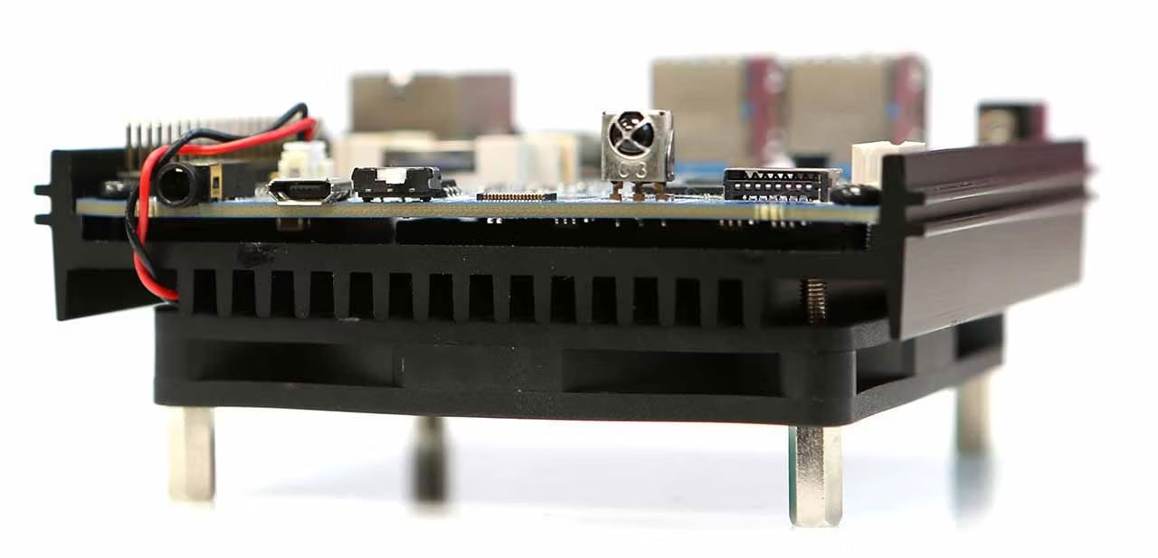 Mặt bên ODROID-N2+ chứa các cổng và IR