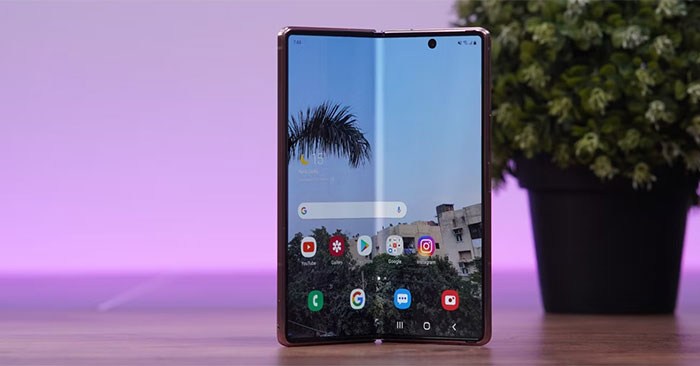 Galaxy Fold mở một nửa trên bàn