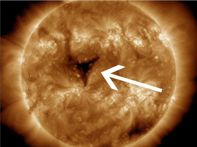 Lỗ vành nhật hoa có đường kính gấp 18 - 20 lần Trái Đất trên Mặt Trời. Ảnh: NASA/Solar Dynamics Observatory.