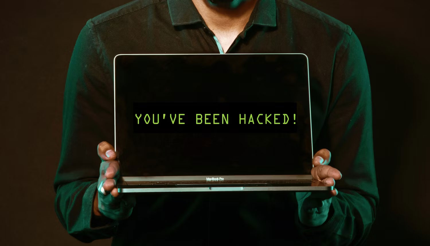 Người đàn ông cầm laptop nói rằng bạn đã bị hack