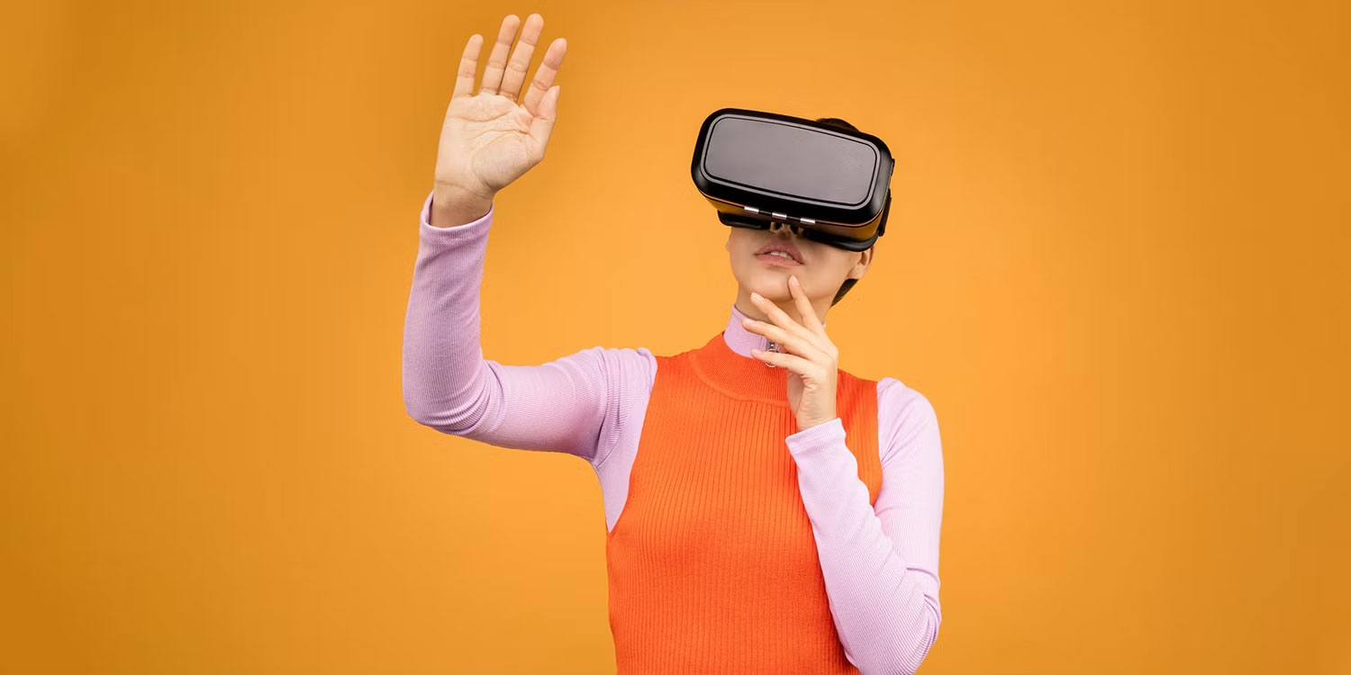 Một người phụ nữ đeo headset VR