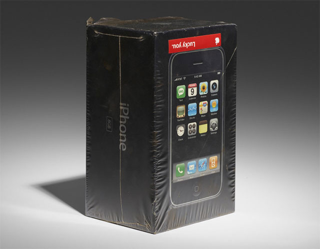 iPhone 1 “nguyên seal” với sticker 'Lucky You' quý hiếm