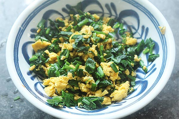 Trộn lá hẹ làm bánh