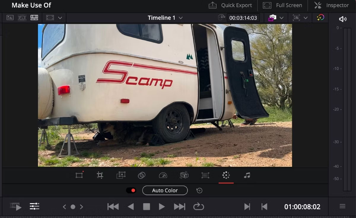 Trang Cut của DaVinci Resolve đang mở với nút Auto Color hiển thị