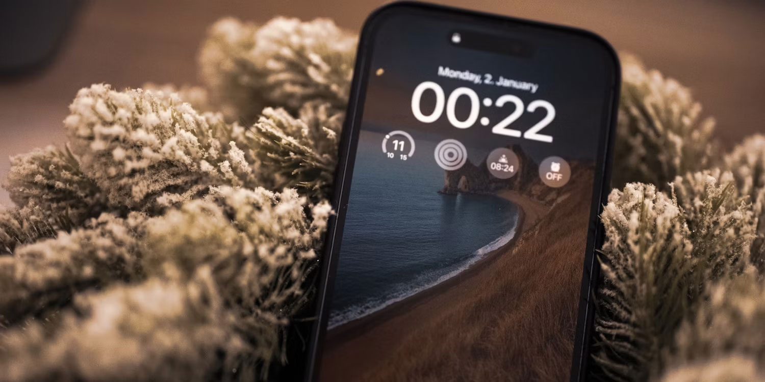 iPhone 14 Pro đang hiển thị các widget trên màn hình khóa