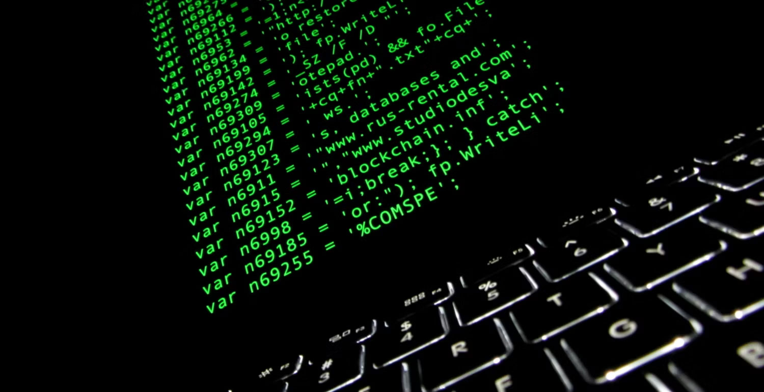 Code màu xanh lá cây trên màn hình laptop