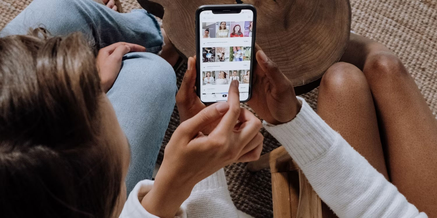 Hai người phụ nữ duyệt TikTok