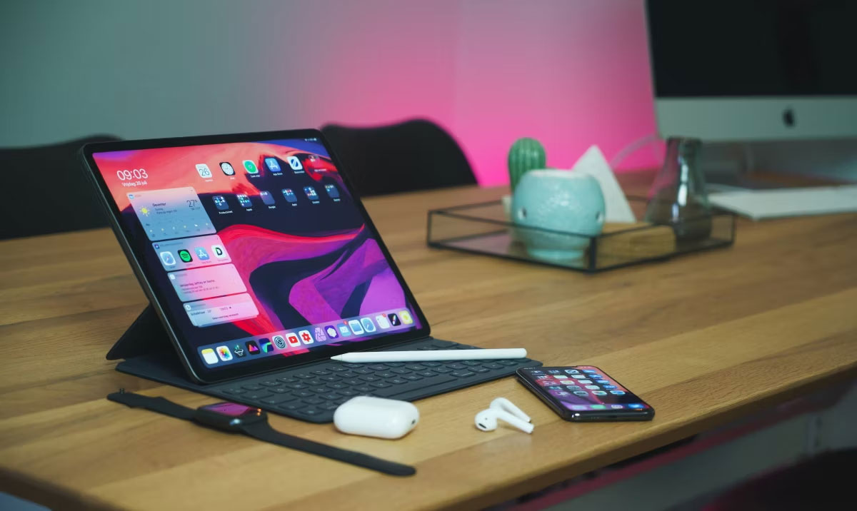 Apple Watch, iPhone, iPad và một cặp AirPods.