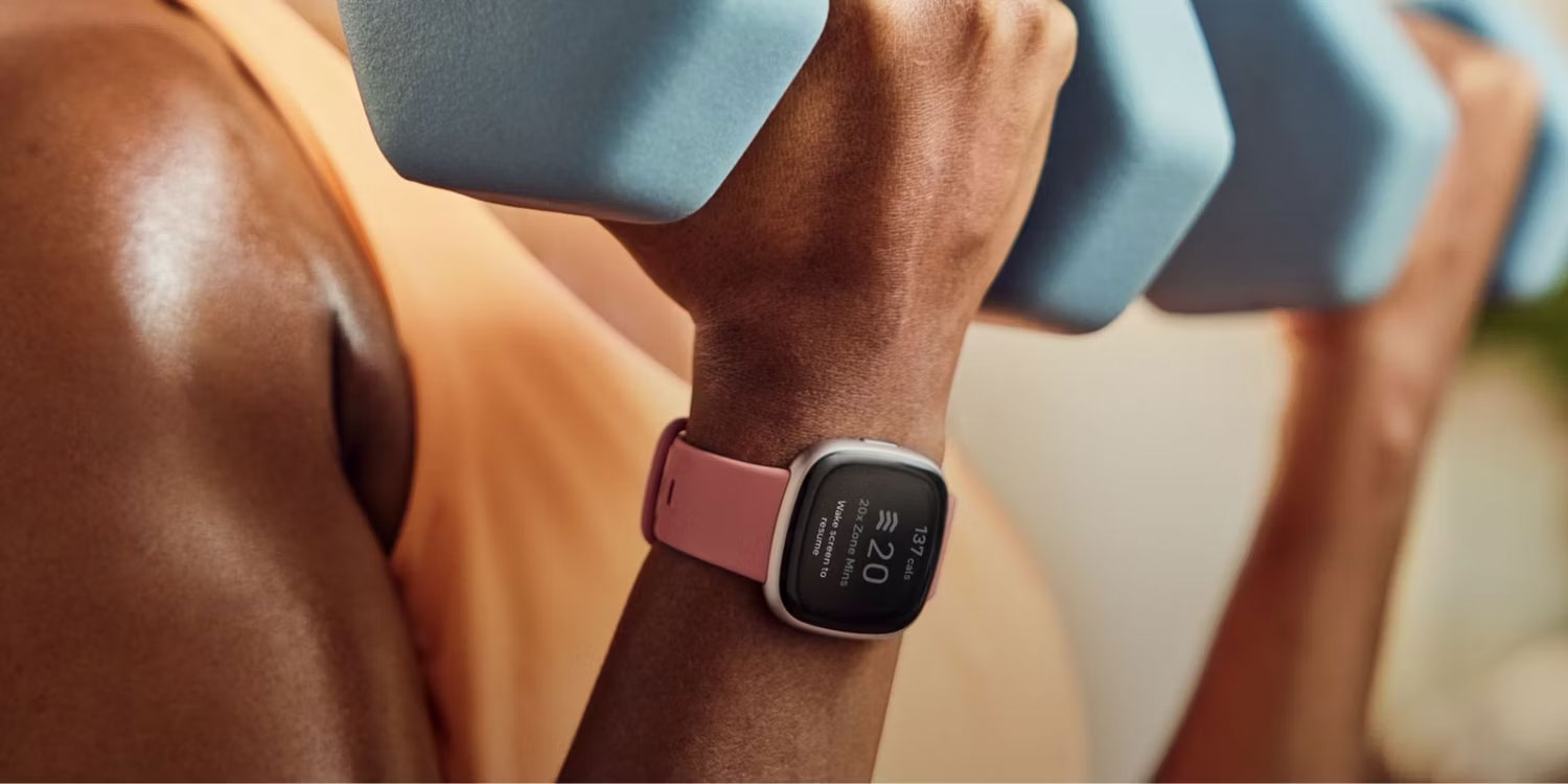 Người tập thể dục khi đeo smartwatch Fitbit Versa 4
