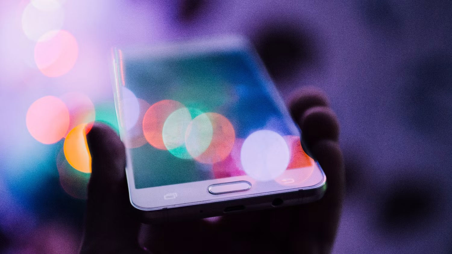 Điện thoại Samsung đằng sau ánh sáng mờ