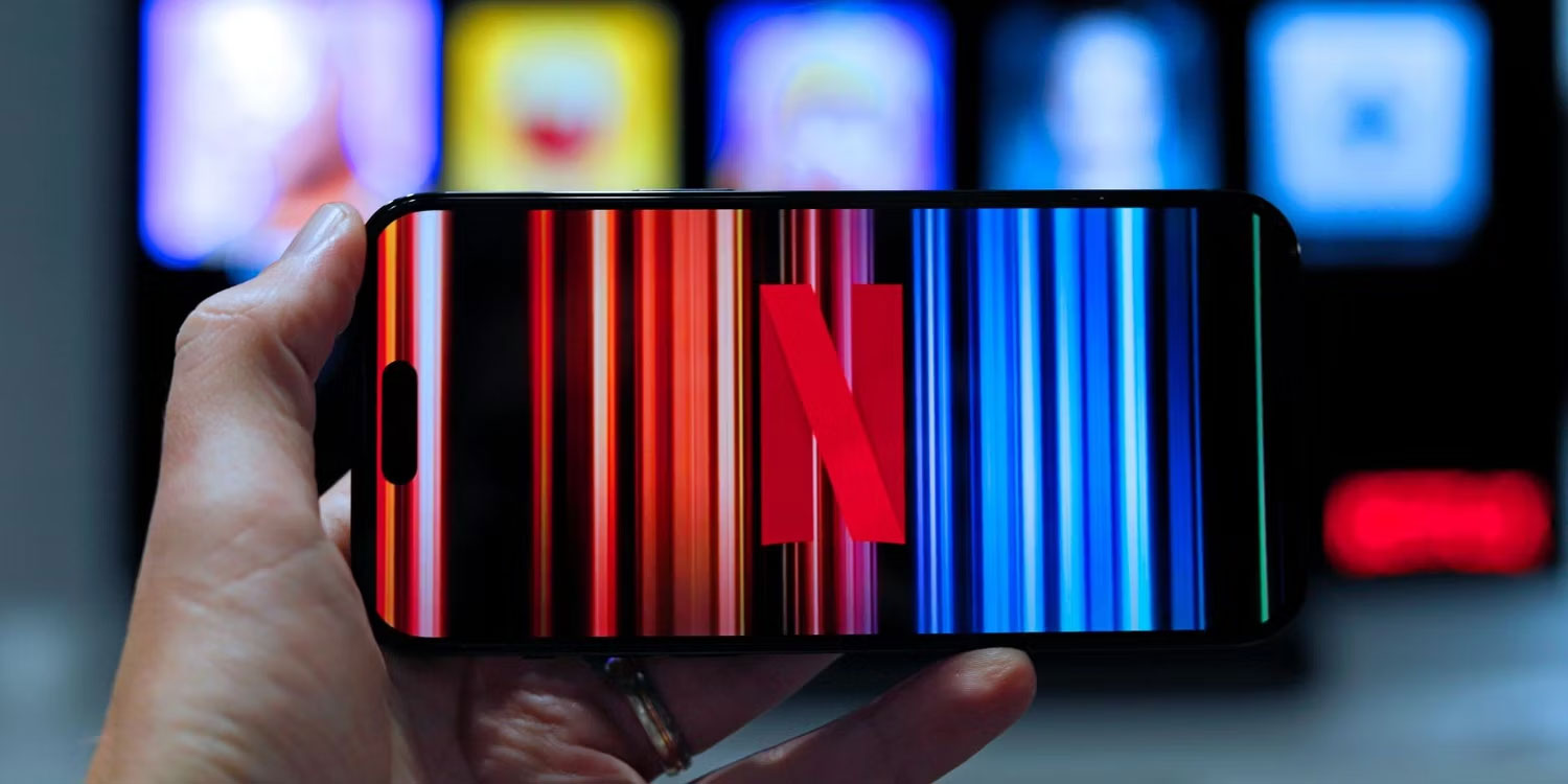 iPhone với logo Netflix trên màn hình