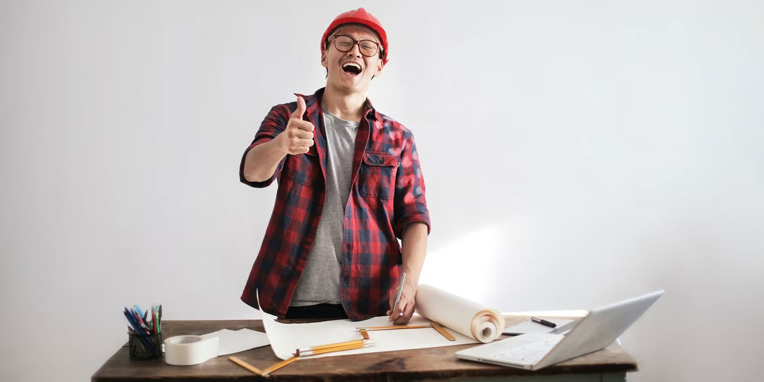 Công nhân xây dựng hạnh phúc khi làm việc