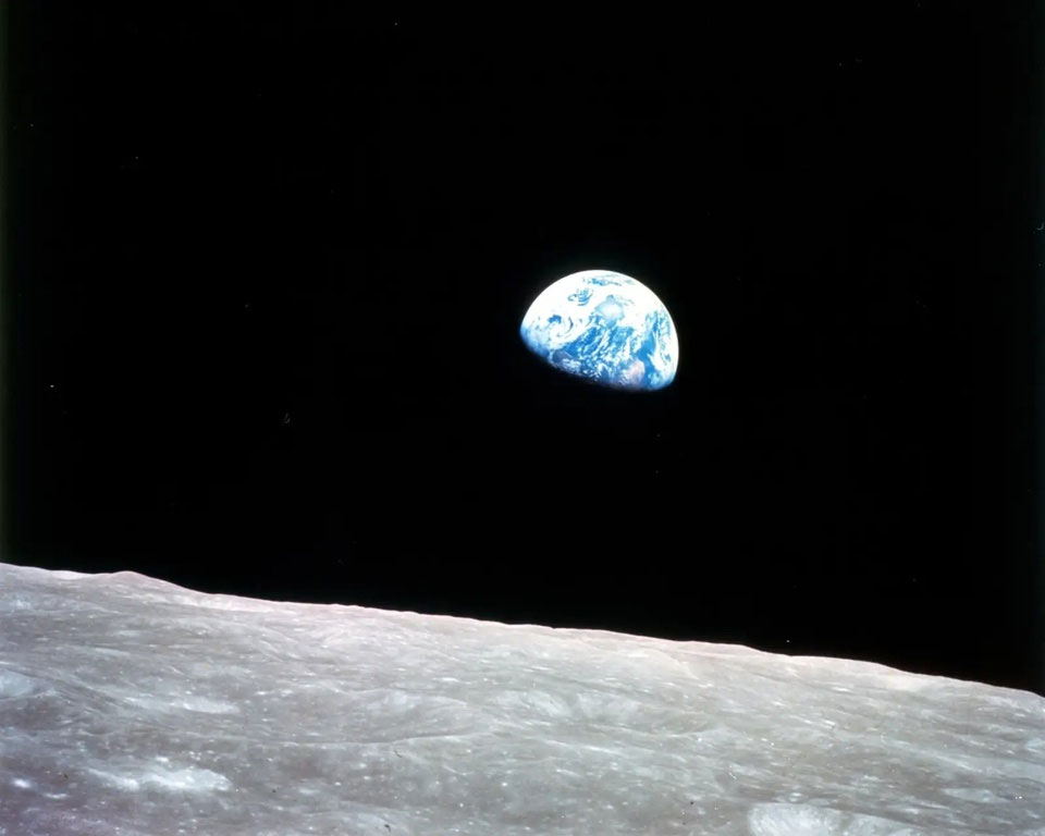 Bức ảnh nổi tiếng "Trái Đất mọc" (Earthrise), được chụp khi phi hành gia đầu tiên bay vòng quanh Mặt Trăng trên tàu vũ trụ Apollo 8 vào ngày 24/12/1968. Đây cũng chính là một trong những bức ảnh vũ trụ được sao chép nhiều /nhất mọi thời đại. Ảnh: NASA.