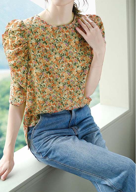 Nên chọn áo hoa đơn giản