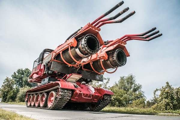 Phương tiện chữa cháy này được trang bị bánh xích xe tăng